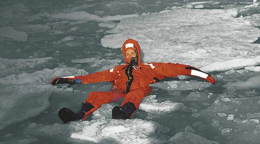 I januar døde to søfolk efter få minutter i ishavet. De var ikke udstyret med overlevelsesdragter. Sådan en, som vist på billedet, koster 3.000 kroner og kan holde folk i live i op til seks timer. (Foto: VIKING LIFESAFE EQUIPMENT)