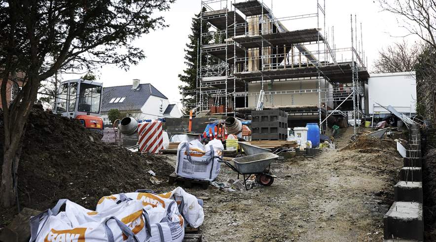 Danbyggeri opfører et nyt hus her på Mosebakken i København NV. Håndværkerne bor ulovligt på byggepladsen. (Foto: Ricky Molloy)