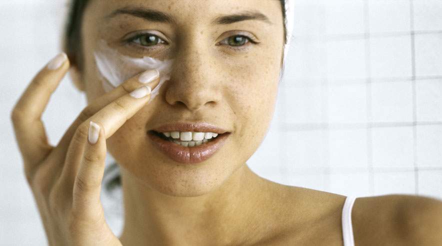 Pas på hormonforstyrrende og allergifremkaldende stoffer i cremer og kosmetik. Det kan påvirke dit helbred og ikke mindst dine børns. (Foto: Colourbox)