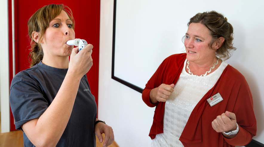 Tina Sørensen håber at kunne kvitte smøgerne, efter et helbredstjek på arbejdspladsen Mekoprint. (Foto: Michael Bo Rasmussen)