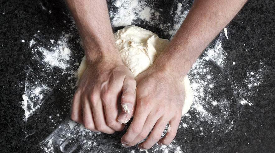 Det kan godt betale sig at slå sine egne brød op. Du kan nemt bage grove brød, der mætter, er billigere og som smager bedre end købebrød. (Foto: Colourbox)