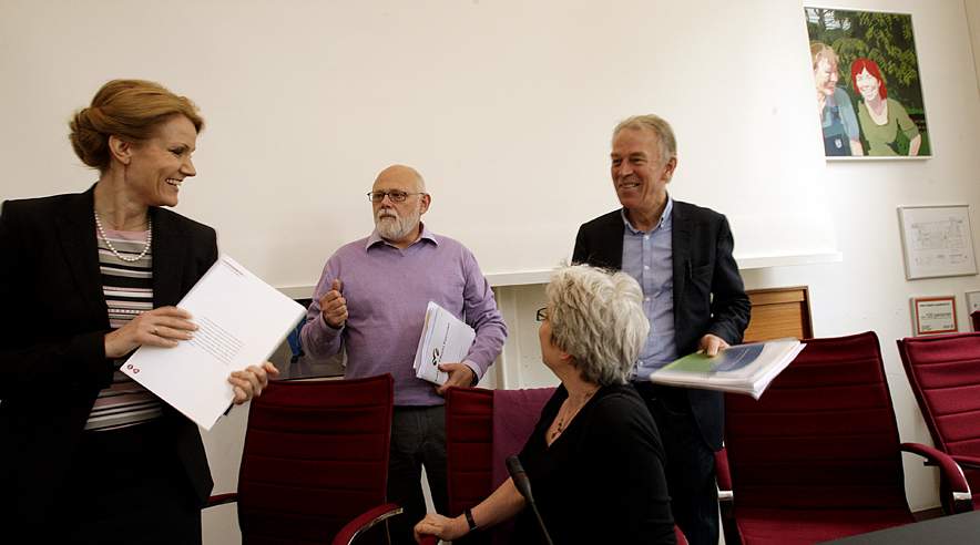 Helle Thorning-Schmidt og Villy Søvndal fik opbakning fra 3F's hovedbestyrelse i dag. I midten forbundsformand Poul Erik Skov Christensen, med ryggen til næstformand Jane Korczak. (Foto: Harry Nielsen)