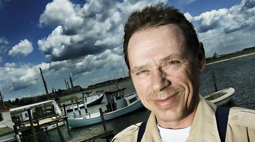 Jord- og betonarbejder Keld Petersen havde drukket tæt i 17 år. <A href=_http_/fagbladet.dk/apps/pbcs.dll/articlefd6b.html?AID=/20090806/FAGBLADET/908070320%22 target=_new>Læs hvordan han slap fri af flasken</A>..