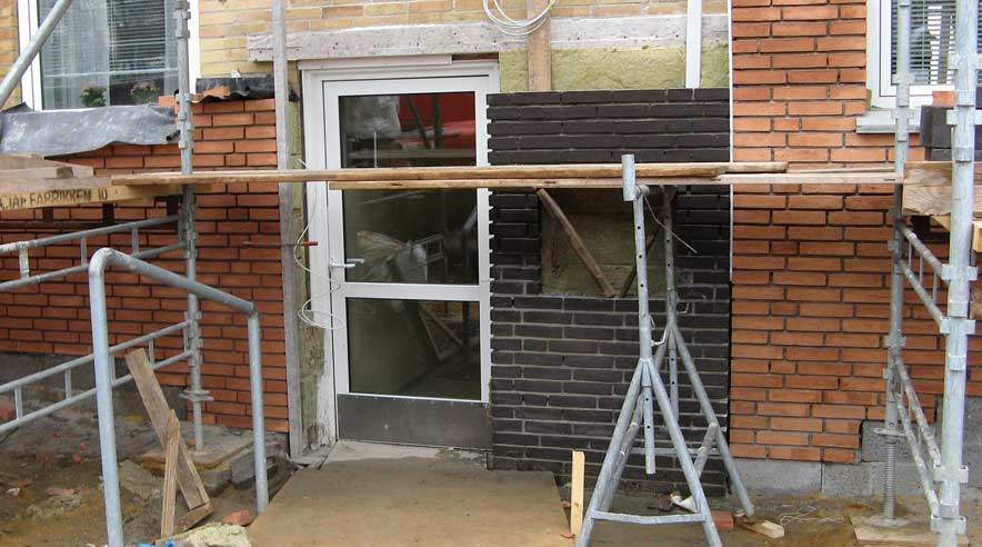 Byggepladsen er ikke bare til fare for bygningsarbejderne, men også for beboerne i bebyggelsen. I alt er der 180 lejemål i afdelingen Thorsvej 10-70.