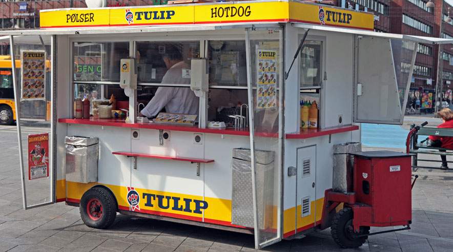 Pølsevognens fristelser er ikke gode, hvis man er arbejdsløs og drømmer om et job. Sundhed er nemlig tæt forbundet med chancen for at komme i arbejde. (Foto: Colourbox.)