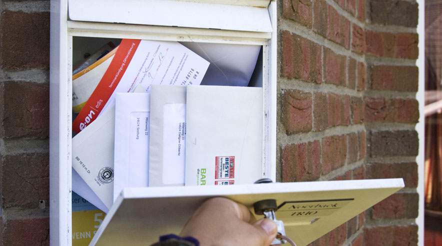 Se dig for, inden du skriver under på at modtage en gratis prøvepakke. Du kan efterfølgende risikere at modtage varer, som du ikke har bestilt og som du skal betale for. (Foto: Colourbox)