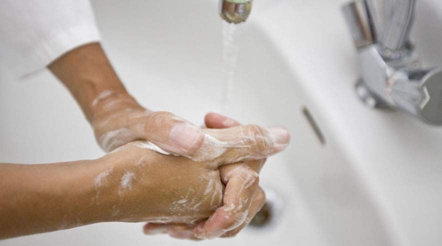 Hvis du vil bakterierne til livs og slippe for at ligge med influenza, så husk at vaske hænder - ofte!  (Foto: Colourbox)