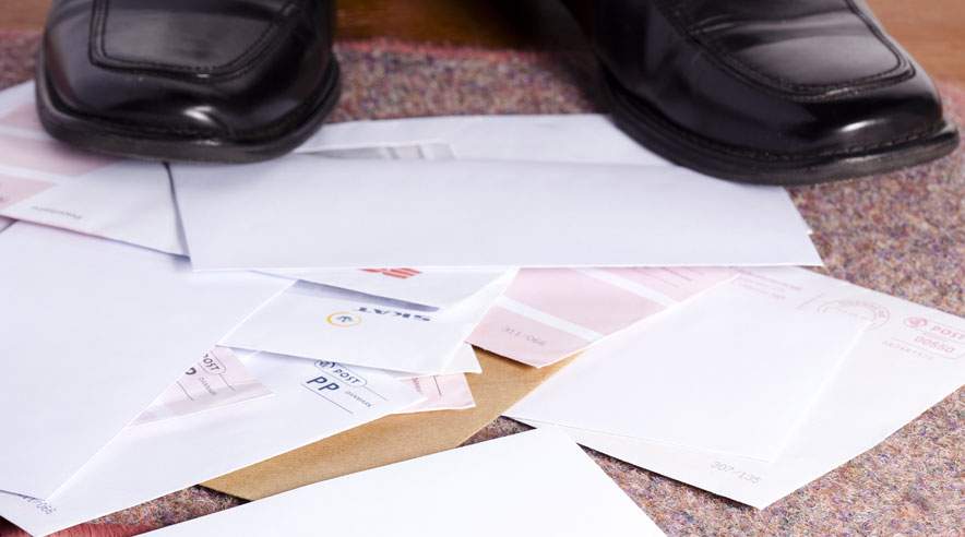 Er der konstant minus på kontoen - så kan det være en god ide at kigge udgiftsposterne igennem. Måske er der penge at spare på mobilabonnementet eller ved at droppe fast food. (Foto: Colourbox)