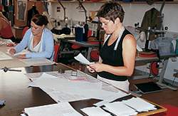 Skolepraktikken bliver nu fjernet fra otte erhvervsuddannelser, mens der bliver indført adgangsbegrænsning på andre. Blandt andet på uddannelsen som beklædningshåndværker. SiD protesterer mod forringelserne.