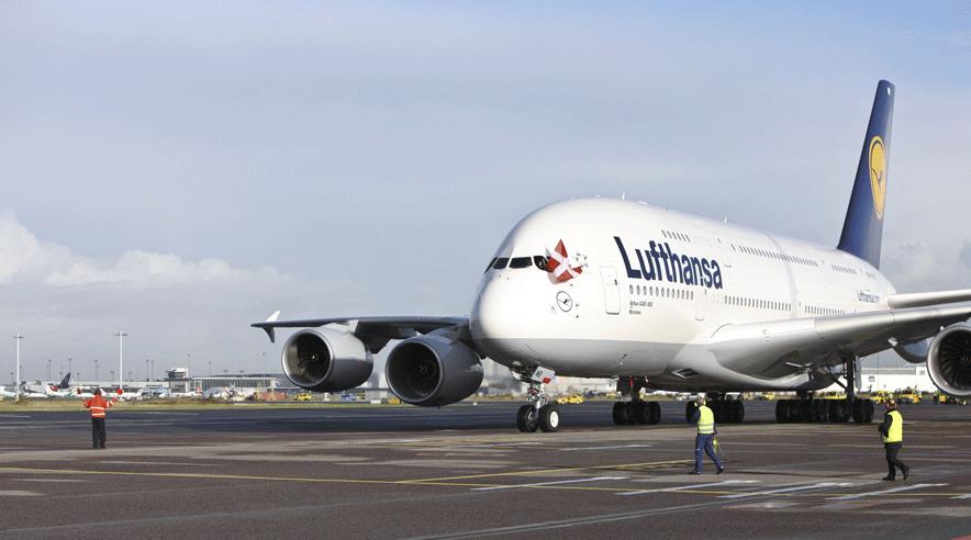 Det kan være direkte sundhedsskadeligt at gå på arbejde i Københavns Lufthavn. Her ses verdens største fly, da det var på visit i september. (Foto: Ernst Tobisch/CPH)