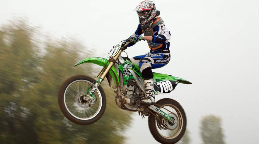 En af deltagerne i løbet mistede kontrollen over sin maskine og ramte flagposten i hovedet. (Foto: Colourbox)