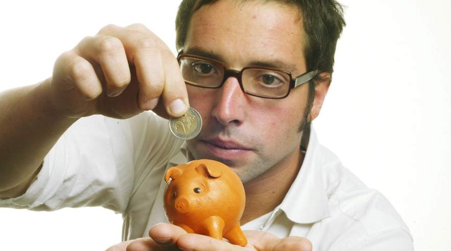 Selv et lille beløb om dagen i sparegrisen kan batte, hvis man sparer op til for eksempel en ny computer.  (Foto: Colourbox)