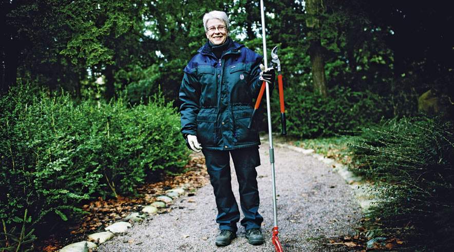 Lis Søby er anlægsgartner på Vestre Kirkegård i København. ((Foto: Simon Klein Knudsen))