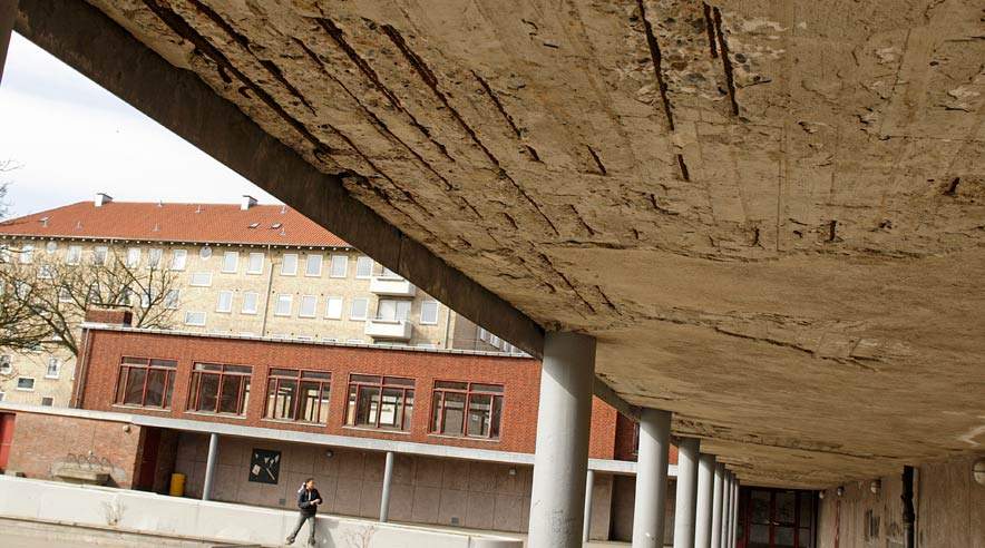 Nedslidte skoler er et oplagt investeringsobjekt - og det kan kun for langsomt med at komme i gang, siger 3F. 


Mange skoler trænger til at blive renoveret. Over 11.000 bygningsarbejdere har ikke noget arbejde. (Arkivfoto: Harry Nielsen)