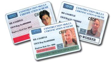 Står det til byggeriets parter, skal der indføres en obligatorisk sikkerhedsuddannelse med efterfølgende udstedelse af sikkerhedskørekort eller Safe Pass, som man gør i England og Irland.
 (Illustration: Camilla Koppel.)