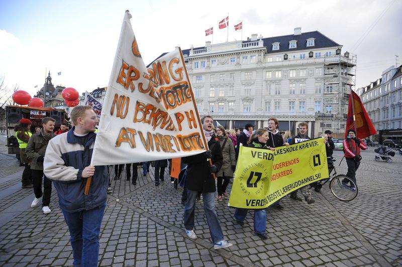 - Det er vigtigt, at vi er her for at vise en interesse i vores uddannelse og fortælle dem, at vi er utilfredse med nedskæringerne, fortæller gymnasieelev Mark Schøtt Hansen fra Maribo. (Foto: Per Daugaard)