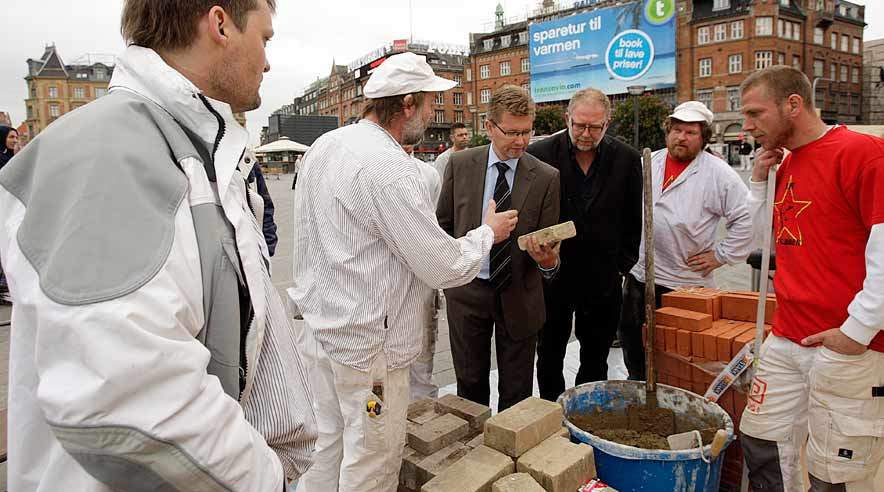 Der er også CO2-udledning at spare ved at tænke sig om, fortæller murersvend Michael Johnson til overborgmester Frank Jensen og byggefagsformand Anders Olesen: En afrenset sten giver blot en CO2-udledning på to procent af anvendelse af importerede massive sten.  (Foto: Harry Nielsen.)