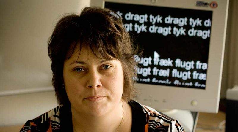 Lige nu går Tina Grøndahl på kursus på Blindeinstituttet for at lære, hvordan man lever et liv med stærkt nedsat syn. Hun kan kun se tre meter frem med det ene øje og seks med det andet, mens normaltseendes synsvidde er 60 meter. ( Foto: Søren Zeuth)