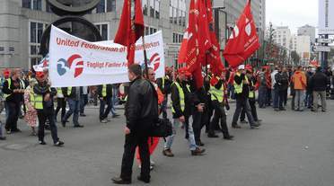 Både i Danmark og andre lande var 3F'ere på gaden for at kræve fokus på beskæftigelse og sociale tiltag under krisen. (Foto: Morten Bach)