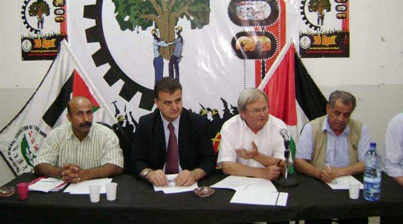 3F underskriver ny aftale om projekt med Palæstinas fagbevægelse. Fra højre er det rådgiver Ali Khilleh, Sune Bøgh fra 3F, formanden for landsorganisationen PGFTU, Shaher Saed, og  Wael Nadeef fra projektkomitéen.
