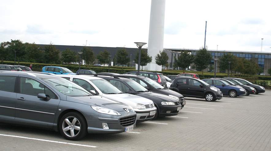Den omvendte parkeringsplads. På vindmøllefabrikken Siemens i Brande bakker medarbejderne ind i parkeringsbåsene, og det har en sikkerhedsmæssig grund. (Foto: Niels Stoktoft Overgaard)