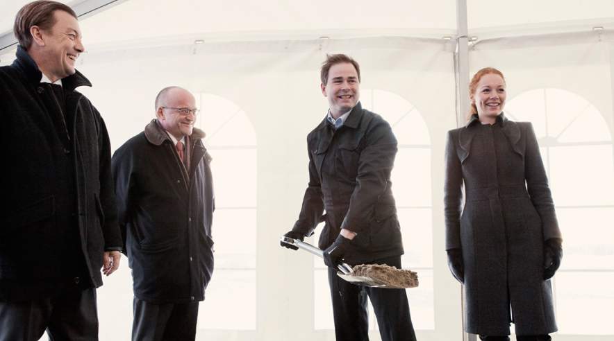 Det første spadestik tages til byggeriet i Århus. Fra venstre er det Klaus Kaae fra NCC, Torben Möger Pedersen, Pension Danmark, borgmester Nicolai Wammen med skovlen og rådmand Laura Hay. (Foto: Rune Bjørk Mandsbjerg)