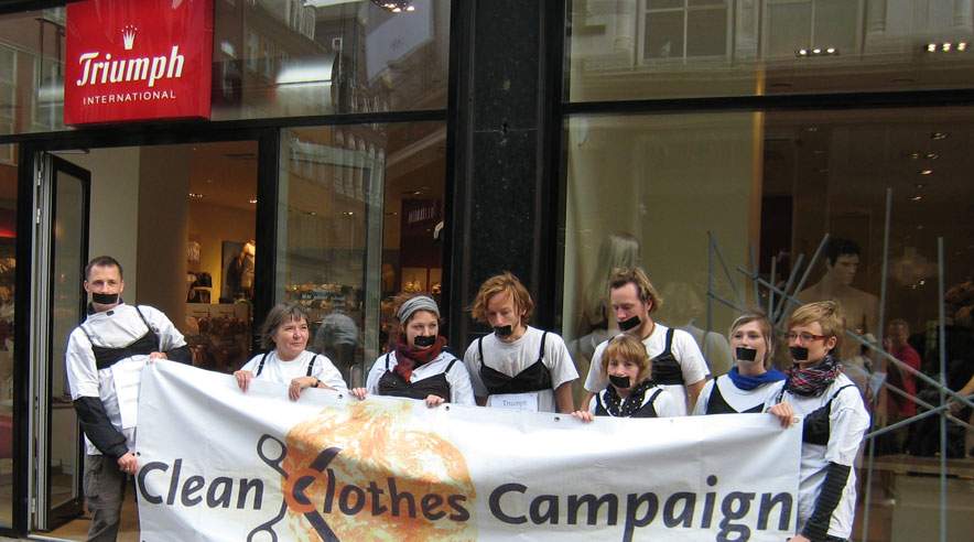 Aktion mod fyret faglig leder foran Triumphs butik i København.