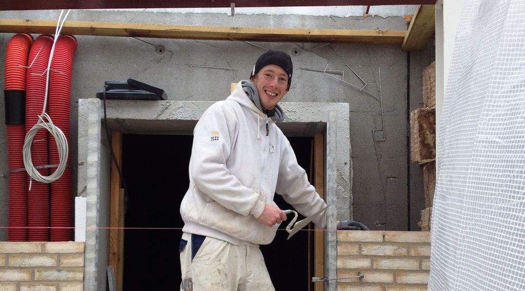 Jacob Nielsen skal finde en ny praktikplads inden for få dage. Ellers mister han mange tusinde kroner om måneden.