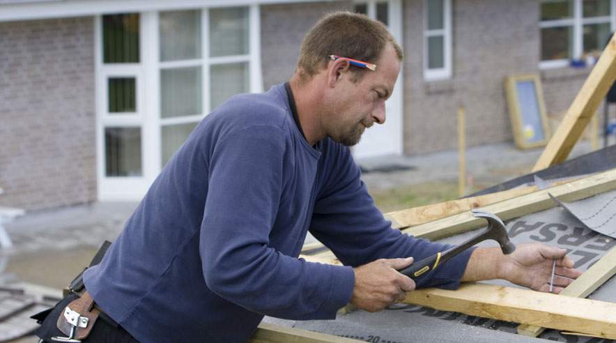 Hvis du arbejder ude hele dagen, så husk at beskytte dig mod solens stråler. Det er bedre at bære en tynd bluse end at være smurt ind i solcreme. (Foto: Colourbox)