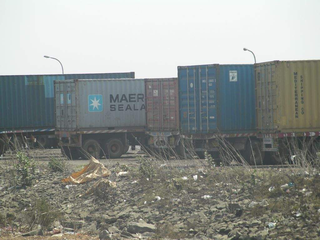 Containere uden for APM Terminal i Mumbai. (Af Peter Rasmussen)