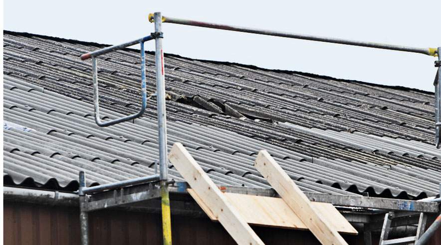 Farligt arbejde på dette tag kostede i 2011 ung polak livet. Dansk politi vil straffe polsk arbejdsgiver med bøde på 40.000. Men retsvæsenet kan ikke finde ham. (Foto: Stine Larsen, Jyllands-Posten)