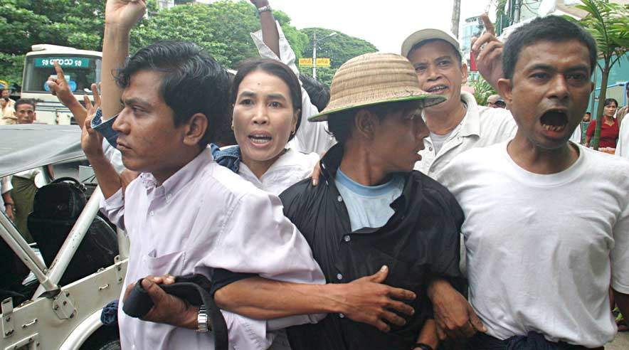 Sidste uges demonstrationer mod militærregimet i Burma følges nu op af et pres på de multinationale selskaber, der befinder sig i landet. (Foto: Scanpix.)