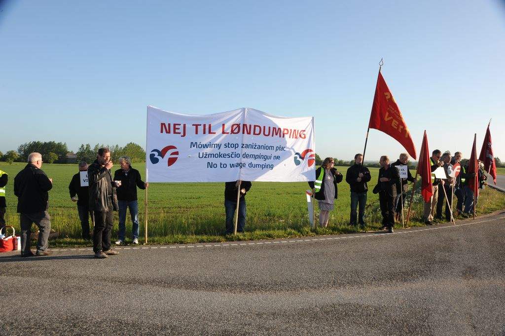 Omkring 25 borgere demonstrerede mandag morgen, fordi Gartneriet Nymarken ved Aarhus bruger billig arbejdskraft fra Østeuropa. (Foto: Privat)