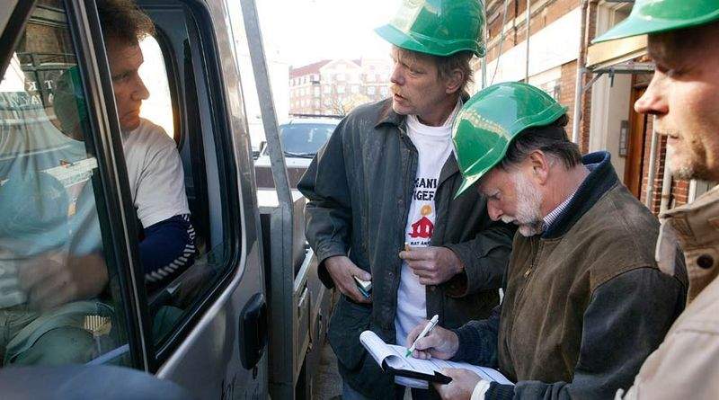 120 lokale bygningsarbejdere besøgte tirsdag mange af de århusianske byggepladser for at se til deres udenlandske kolleger. Besøgene afslørede, at udlændinge arbejder for ned til 60 kroner i timen. (Foto: Anders Bach)