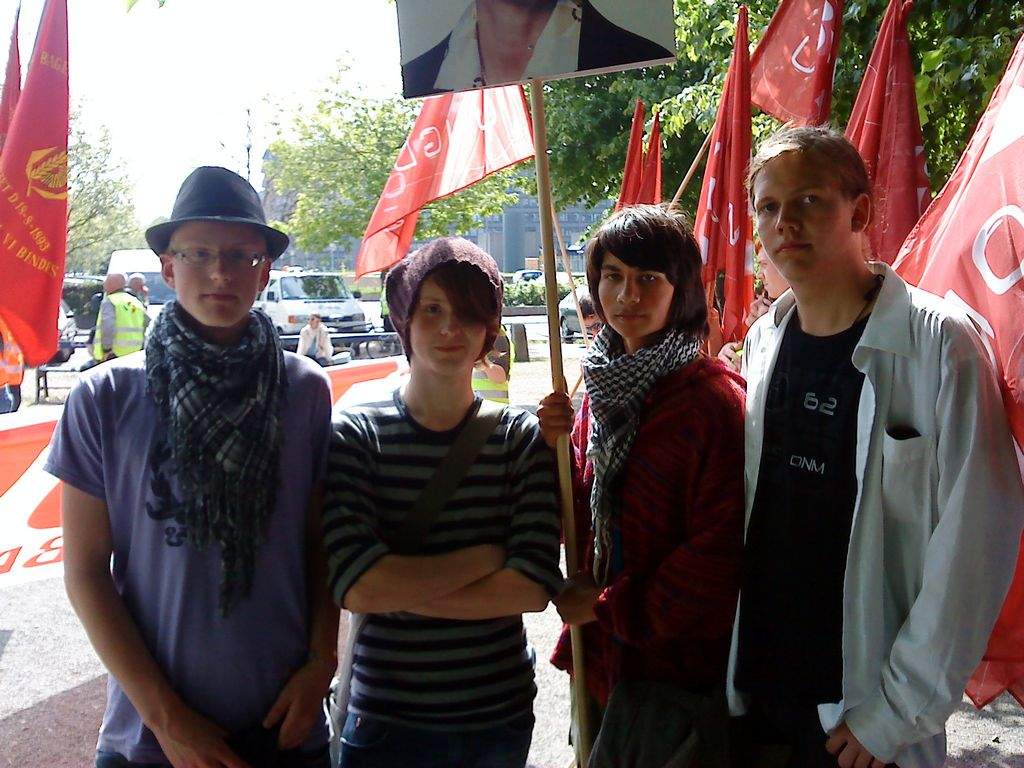 Andreas, Isak, Jakob og Emil havde taget den lange vej fra efterskolen for at bakke op om dagens demonstration på Christiansborg Slotsplads. (Foto: Frank Rasmussen)