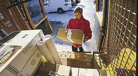 Den nuværende mangel på postbude kan fremover tvinge Post Danmark til at hæve lønnen en ekstra tak i de områder, hvor det er sværest at rekruttere folk.