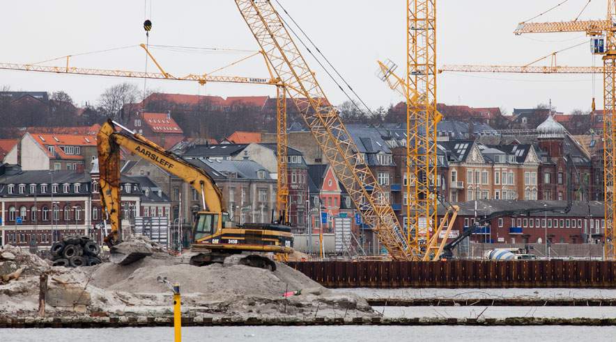 På havnen i Aarhus har 3F varslet en større sag om lønsnyd mod det polske firma Budomex. Selv afviser firmaet at have snydt de 140-150 betonarbejdere fra Polen.  (Foto: Niels Åge Skovbo)