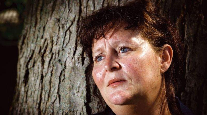 Helle Witellus, 45, røg ned med stress efter arbejdsuger på 60 timer og stort arbejdspres. I dag, syv måneder efter, er hun fortsat syg og i behandling for depression. (Foto: Thomas Yde.)