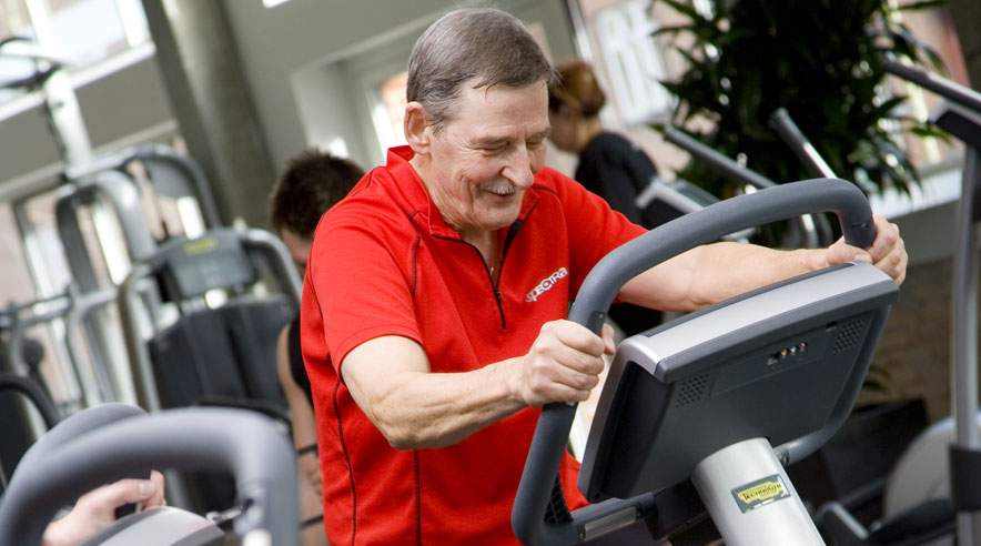 Hvis man skal holde til et langt arbejdsliv og også vil kunne nyde sin alderdom, så er det vigtigt at holde sig aktiv. (Foto: Colourbox)