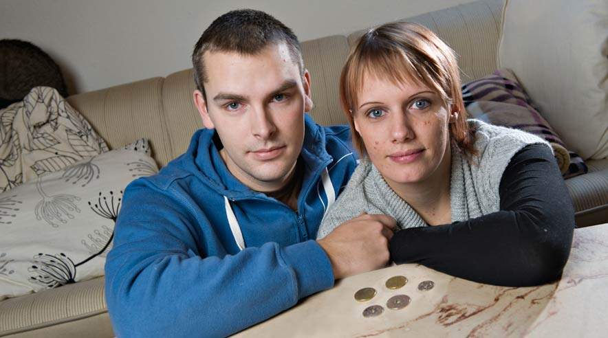 Kæresteparret Nikolaj Rask og Anita Larsen blev ledige 1. oktober. Nu kommer 48 kroner til at afgøre, om de kan få et krankursus. (Foto: Hanne Loop)