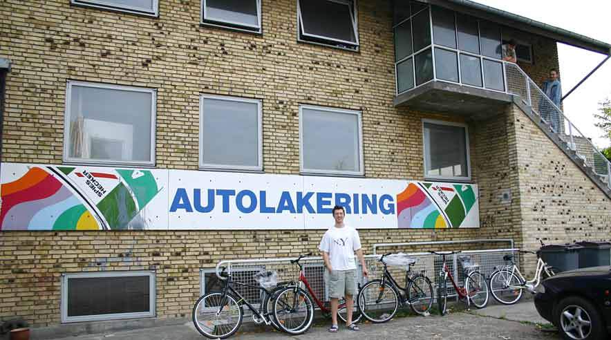 På Tvedvangen i Herlev har budfirmaet M-Press stuvet 11 litauiske avisbude sammen. De har kun ét toilet og en enkelt bruser til deling.