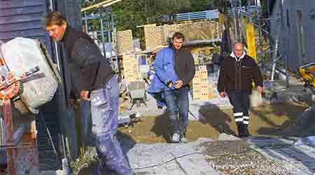 Byggefagforeningerne mener, at  mange af de firmaer eller konstruktioner, der arbejder i Danmark, reelt ikke er eksisterende i deres hjemland, og at der derfor ikke er tale om udstationering. (Arkivfoto: Harry Nielsen)