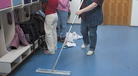 Kommunalreformen skal bruges til at løfte rengøringsassistenternes arbejdsvilkår.