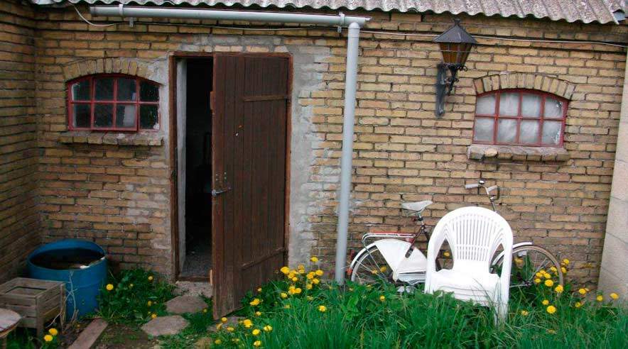 Døren og vinduerne ind til elevens værelse var dårlige, men de blev ikke skiftet ud, mens han boede der.