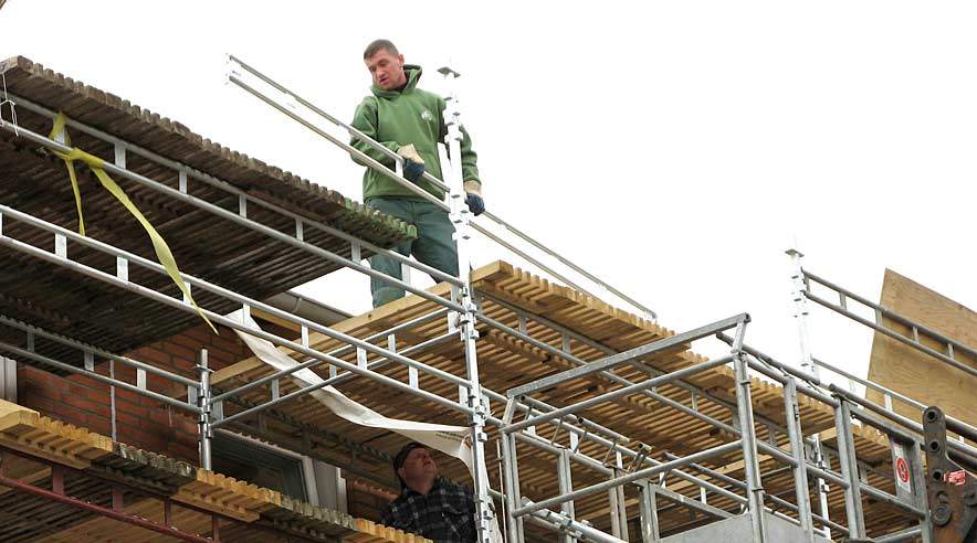 Boligselskabet Sct. Jørgens byggeplads på Thorsvej i Holstebro er livsfarlig. Billedet fra nedtagning af stillads er fra et besøg tirsdag i denne uge. (Privatfoto)