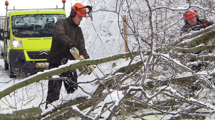 Det er hårdt for huden at arbejde ude i vinterkulden. Beskyt din hud med en god fed, vandfri creme. (Foto: Colourbox)