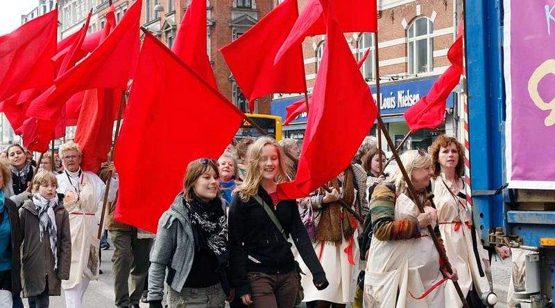 Solen bragte det lyserøde frem i kvindekinderne, der lyste om kap med røde balloner, føde faner og vimpler.