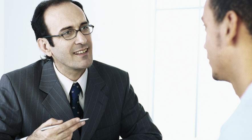 Bankrådgiveren er bankens sælger - det er derfor vigtigt, at du forbereder dig, når du har møde i banken. Spørg ind til priser og renter og vær ikke bange for at undersøge tilbud i andre banker. (Foto: Colourbox)