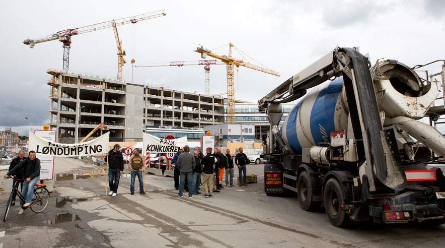 En gruppe på 35-40 byggearbejdere blokerede den omstridte byggeplads Navitas på havnen i Aarhus. (Foto: Niels Åge Skovbo)