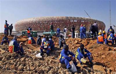 Sydafrikanske bygningsarbejdere strejker under opførelsen af Soccer City Stadiun i Johannesburg.